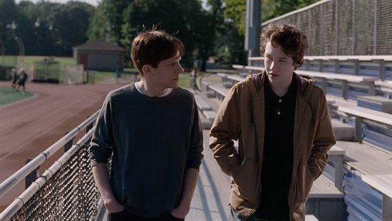 Hétköznapi titkaink (2015) Jesse Eisenberg és Devin Druid
