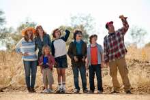 Drew Barrymore, Adam Sandler, Bella Thorne, Kyle Red Silverstein, Emma Fuhrmann, Braxton Beckham és Alyvia Alyn Lind - Kavarás (2014) (2693)
