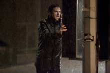 Dan Stevens - Sírok között (2014)